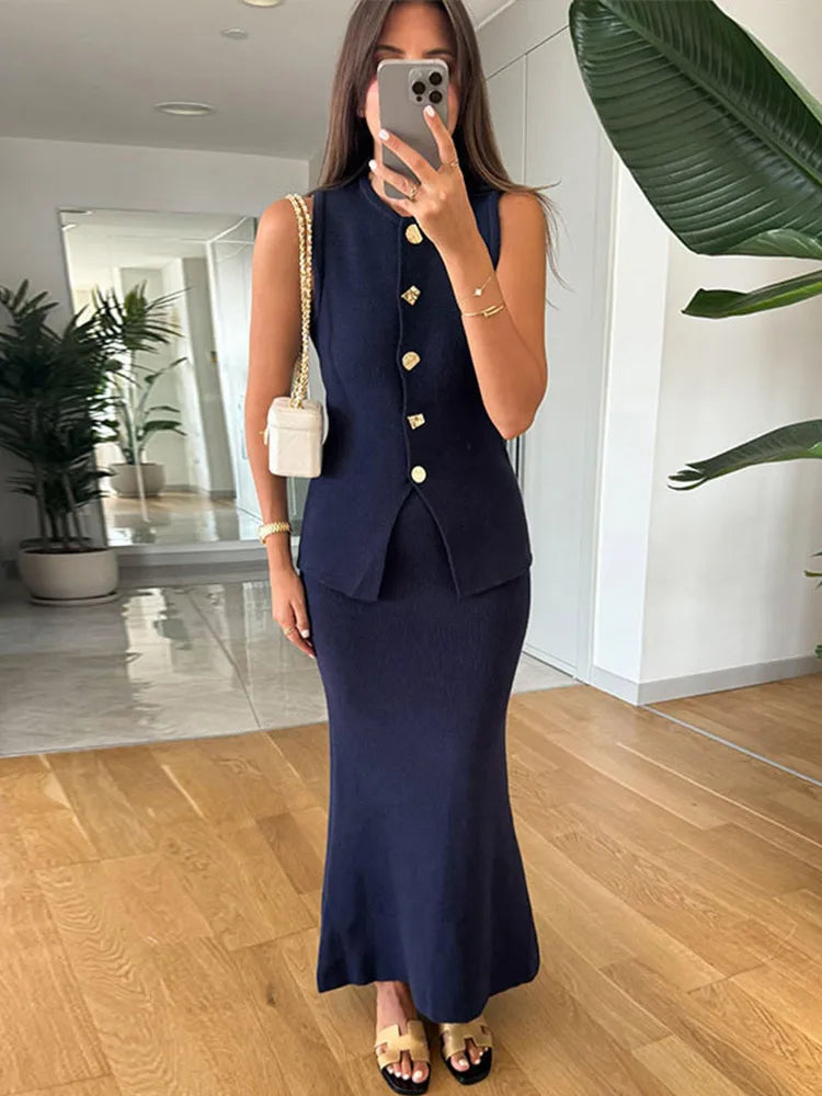 חליפת שני חלקים סרוגה וסט סגירת כפתורים וחצאית מקסי - ג'יילה