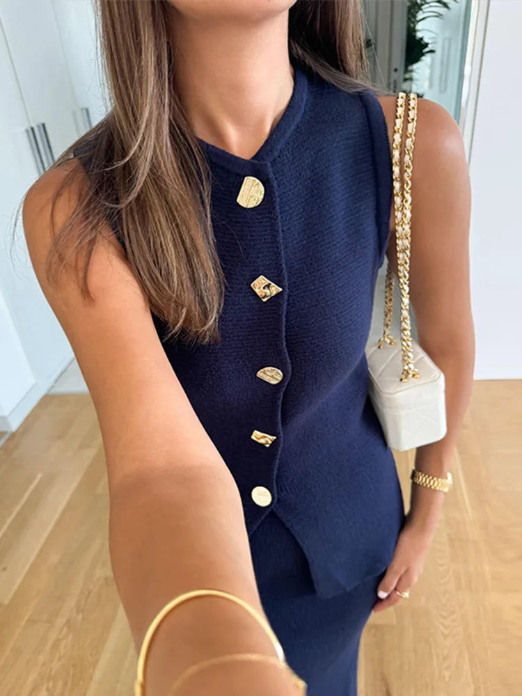 חליפת שני חלקים סרוגה וסט סגירת כפתורים וחצאית מקסי - ג'יילה