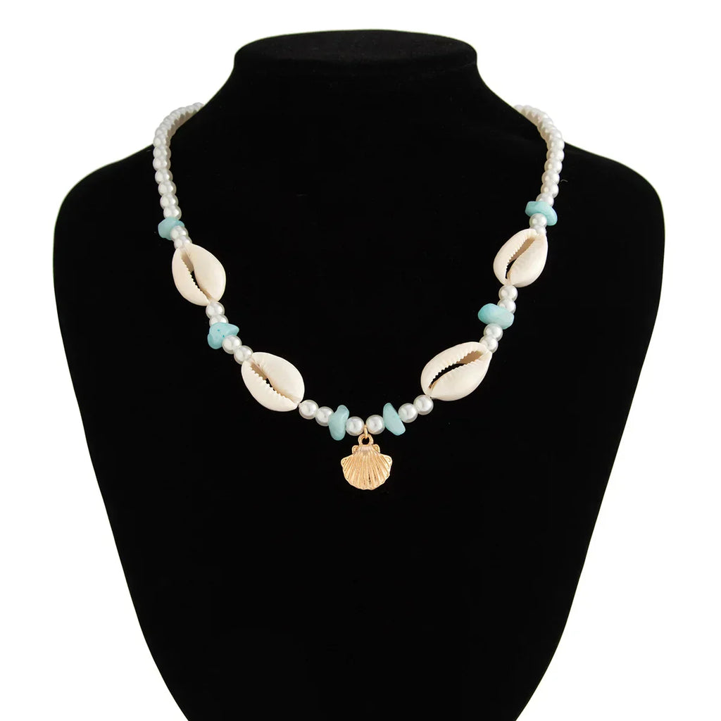 שרשרת פנינים בשילוב צדפים