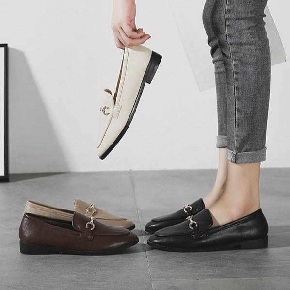 Levy נעלי בובה מעור בשילוב אבזם